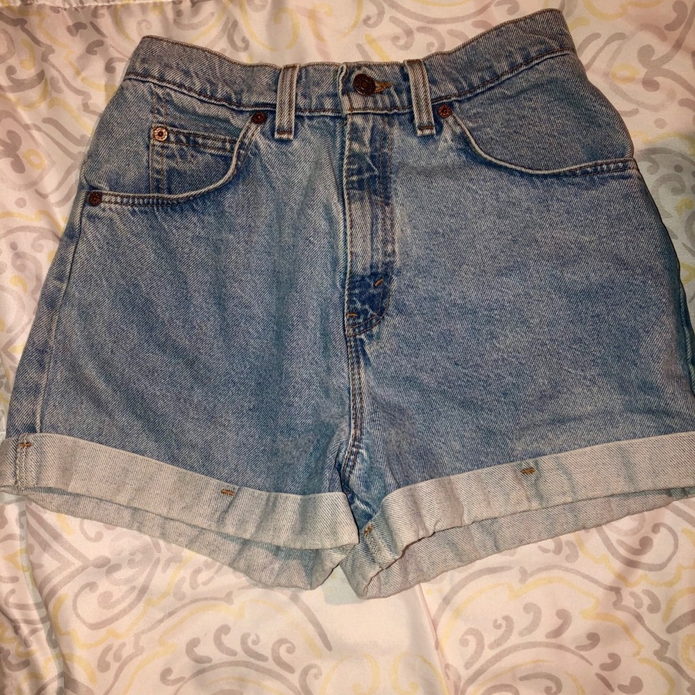 ⭐️VINTAGE HIGH WAISTED LEVI SHORTS⭐️